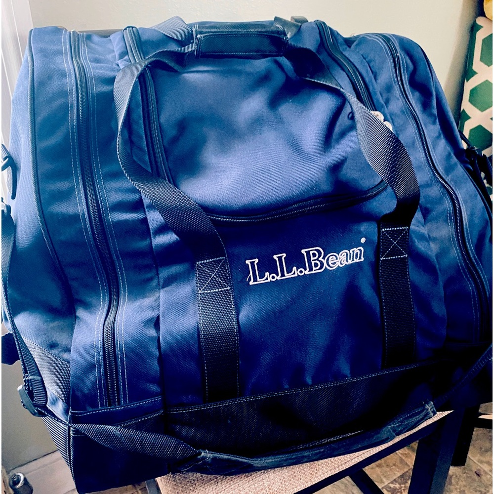 LL Bean large travel bag. Shoulder strap. Compartments. Zippered closure.